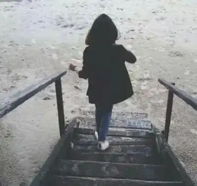 马尾辫女生背影