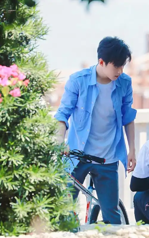 肖战#190727 那年今天《漫游旅行家》在海边兜风的肖学长