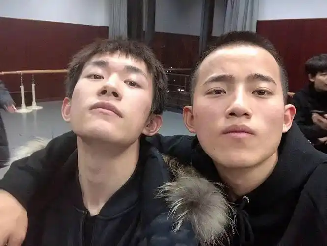 结束完期末考试的易烊千玺,和同学搞怪合照,网友:这是假的吧!