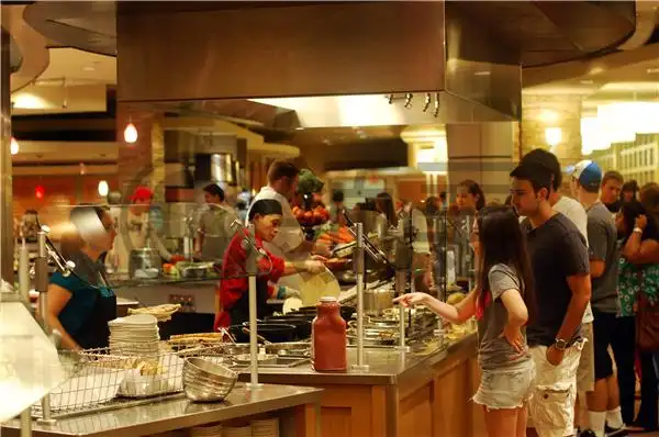 哈佛大学食堂存在的魅力超越了食物和用餐本身,每一个食堂都有独特的