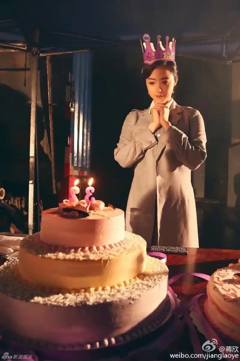 09 10:09:52 5 / 8 新浪娱乐讯 蒋欣昨日在剧组庆祝生日,网友纷纷为"