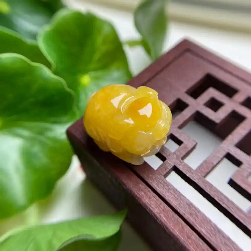 天然翡翠飘黄翡胖嘟嘟立体小猪挂件 - 抖音