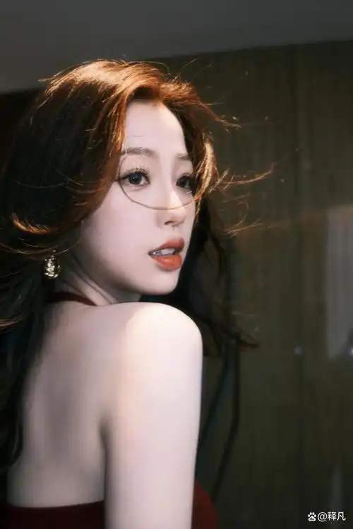 13日,虞书欣最新工作日常照释出,魅力十足.