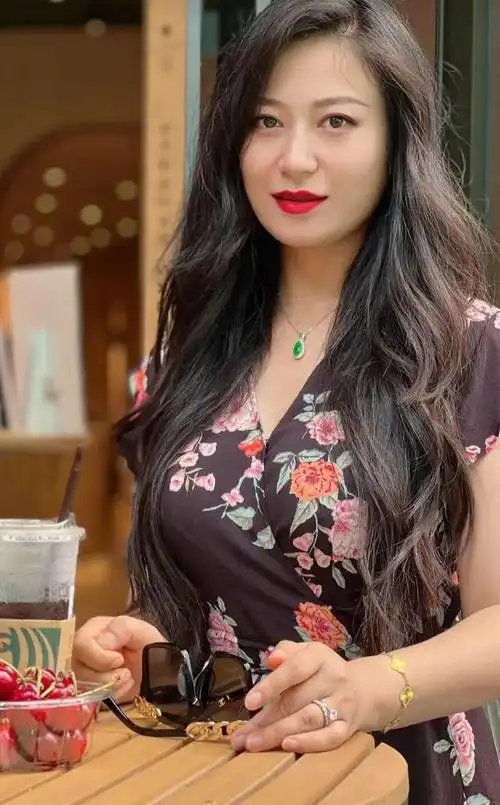 生活中遇到的四十岁女人,面容精致,身材苗条,很热爱生活,自律和坚持让