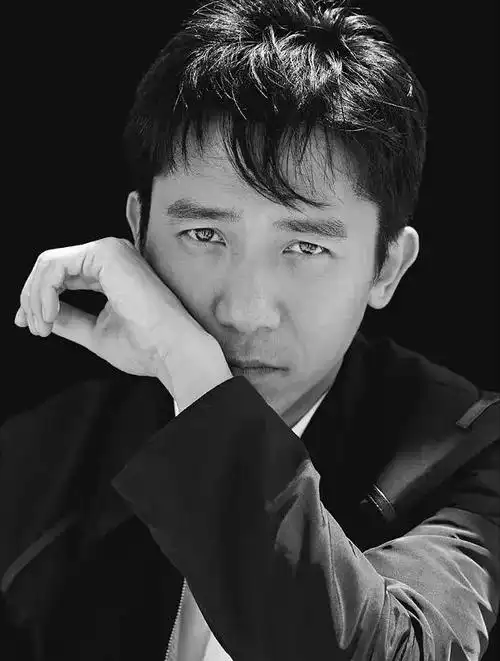 主持人开玩笑要亲刘嘉玲,梁朝伟的反应好快啊!-度小视