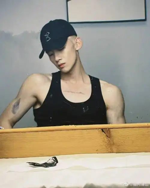 白敬亭金发黑背心营业照