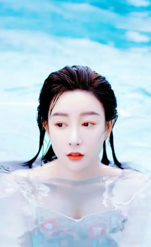 张檬官宣恋情后首晒杂志美照自曝大冬天在泳池凹造型冻到抽筋