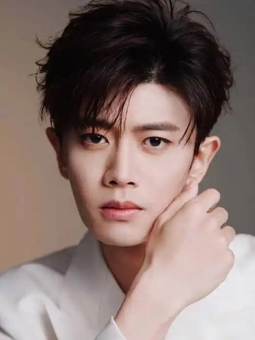 任嘉伦真空白西装