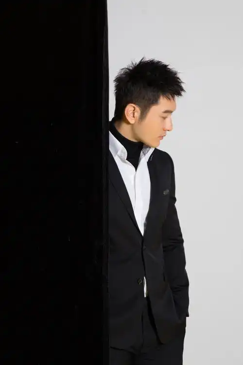 黄晓明温暖亮相时装电影盛典 以作品为镜重拾初心砥砺前行