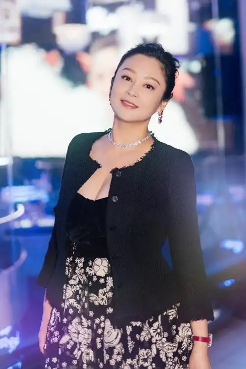 50岁陈红身材好到爆,抹胸裙尽展上身优势,网友:都成一条线了