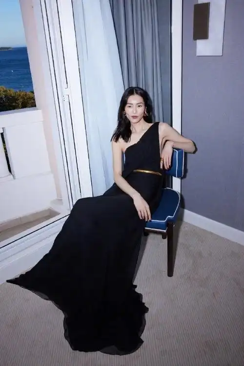 刘雯|戛纳电影节造型图,黑金配色干练优雅,美丽的圣罗兰女郎94