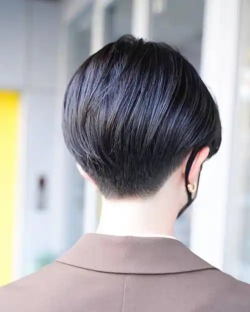 后脖推短的短发是一种流行的发型,清爽时尚让人看了就忘不了,特别是