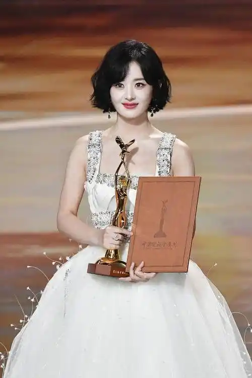 与冯绍峰离婚3年后,37岁赵丽颖再获金鹰视后,深夜发文宣布喜讯