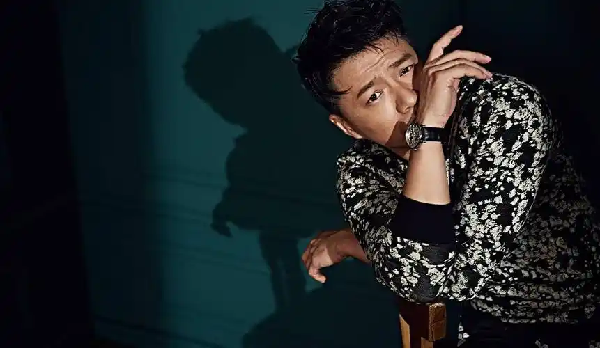 相较于北京人的光鲜亮丽,从新疆过来的那段奕宏身高只有170,而在新疆