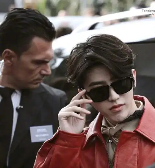 蔡徐坤红色皮衣搭配黑色墨镜,亮相米兰时装周prada大秀现场!