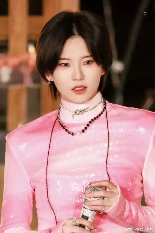 陆柯燃粉色鱼鳞片上衣