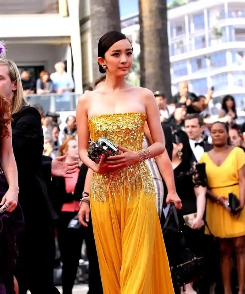 杨幂在戛纳红毯上穿着高定礼服,展现出强大的女王气场,即使与超模相比