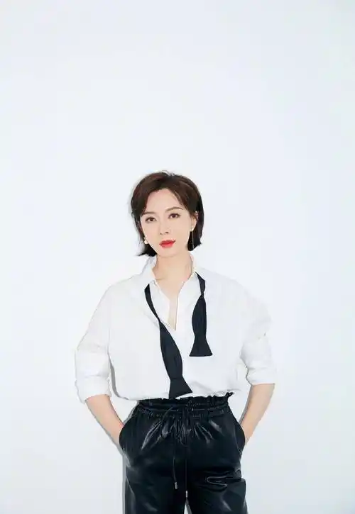 原创43岁陈数瘦身后气质全开衬衫配皮裤高级优雅状态远超20岁女星