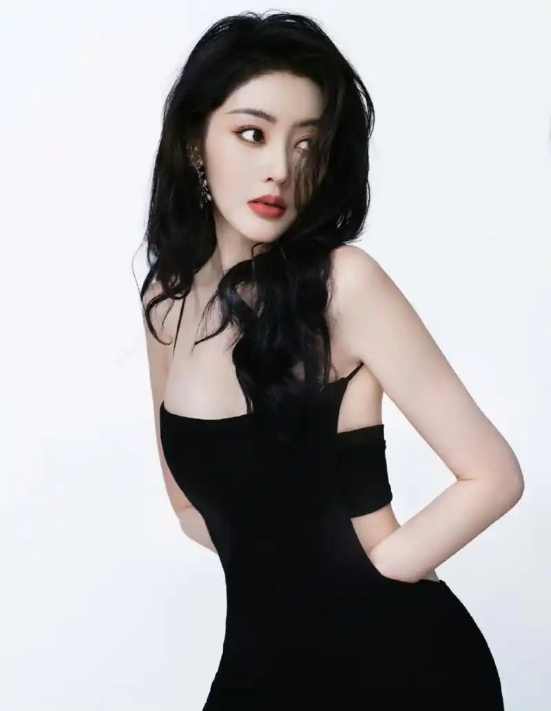 张天爱# 身穿黑色吊带裙,秀丽卷发披肩,明眸皓齿,烈焰红唇,香肩玉背