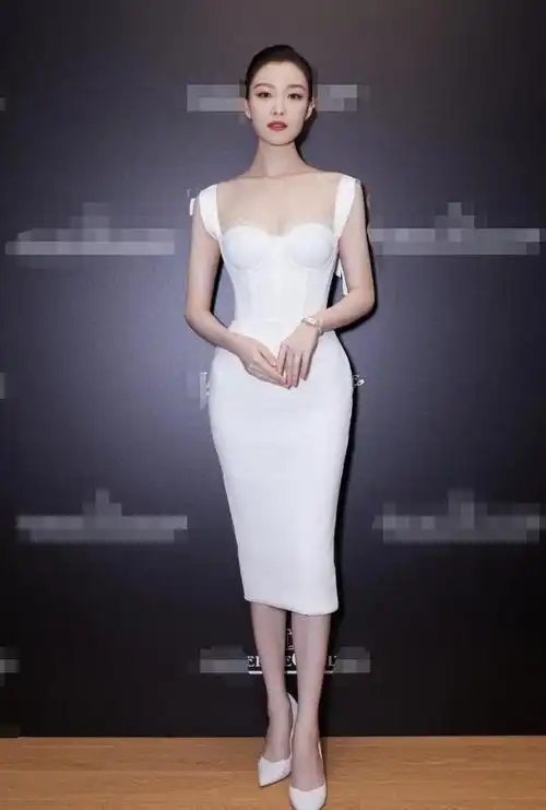 倪妮最新活动造型,穿纯白"酒杯"裙,曲线身材太惊艳!