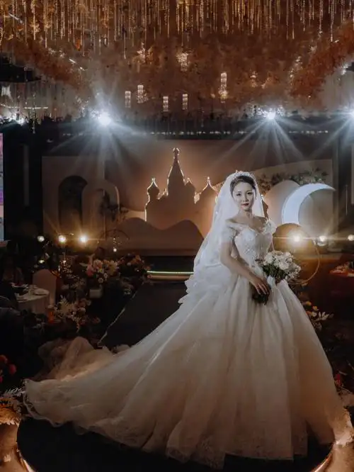 最美婚礼现场高级感满满的蕾丝复古婚纱