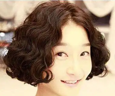 女生短发之小卷泡面头发型从头顶开始烫小卷的发型图片