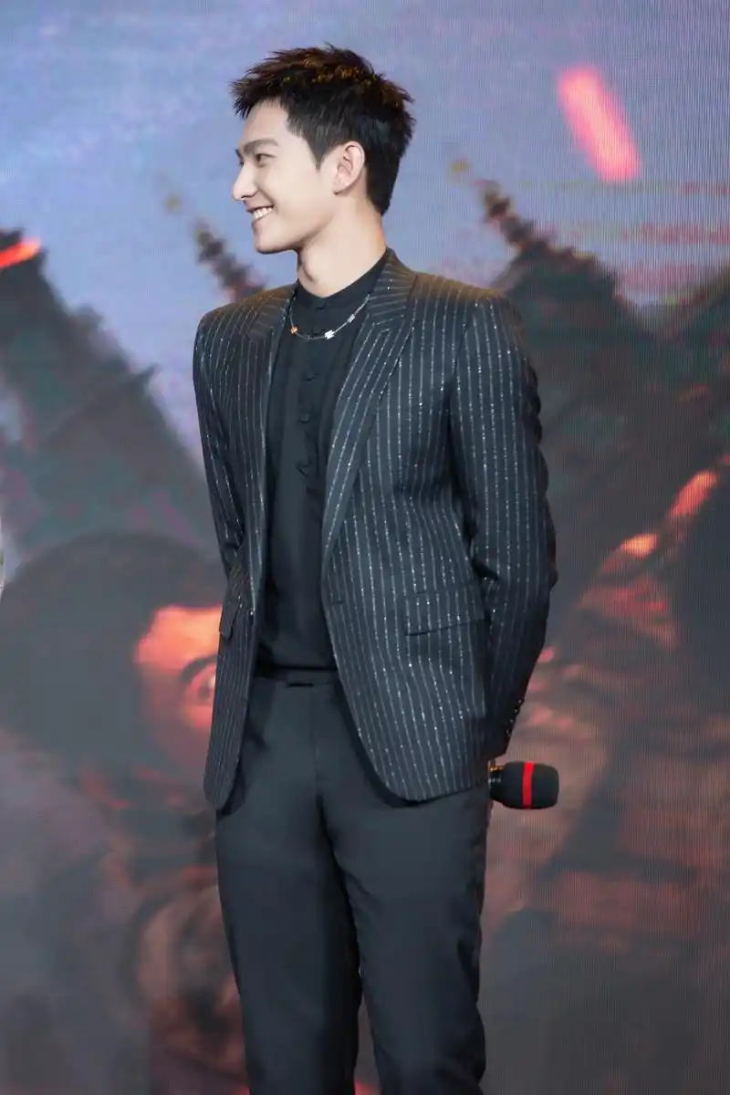 今日,杨洋身着条纹西服搭配立领衬衫出席电影《急先锋》首映礼.