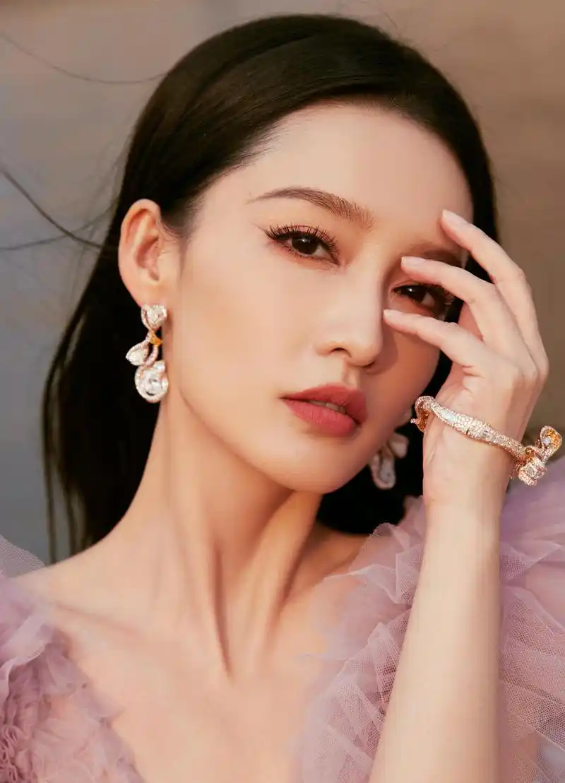 李沁:如紫罗兰般的粉紫纱裙 李沁身着粉紫色纱裙,如同一朵盛开的