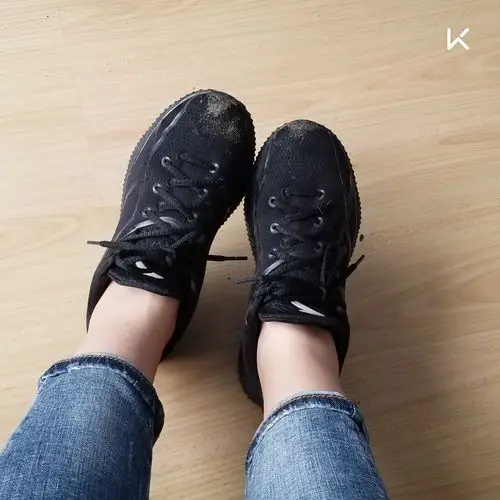 路面湿,把鞋子都走湿了