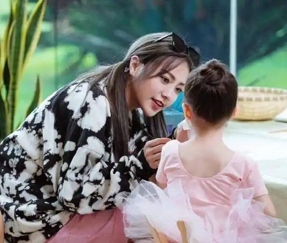 当小孩吵闹时,谁注意到许佳琪,谢可寅的反应,素质很明显_声音_心情