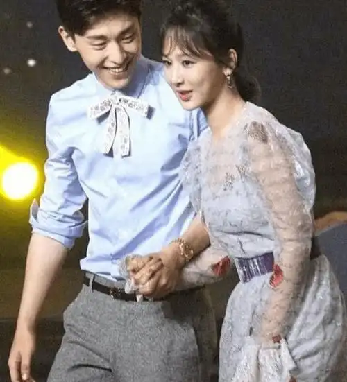 杨紫邓伦再次同框两人比剪刀手大秀恩爱却把李现丢一边