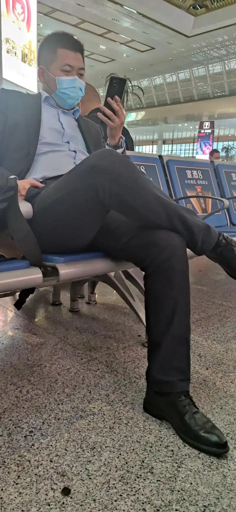 发一些这位大哥大叔的照片,黑色西装搭配皮鞋也是太吸引人. - 抖音