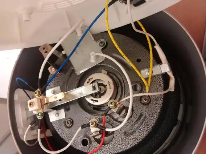 我的电饭煲怎么突然不亮了,打开底部,线都连接的,不知道问题出在哪里?