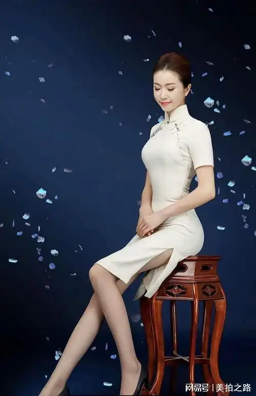 古典旗袍和现代肉丝高跟的结合,佳人多了几分风雅神韵,气质高贵|雅韵