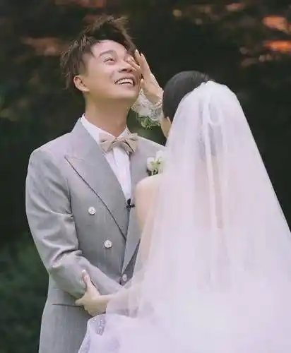 不久前他曾在微博主动曝光了自己和妻子的结婚照