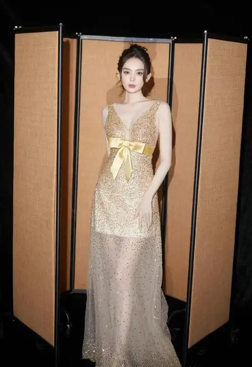 古力娜扎676767深v礼服美背媚骨天成