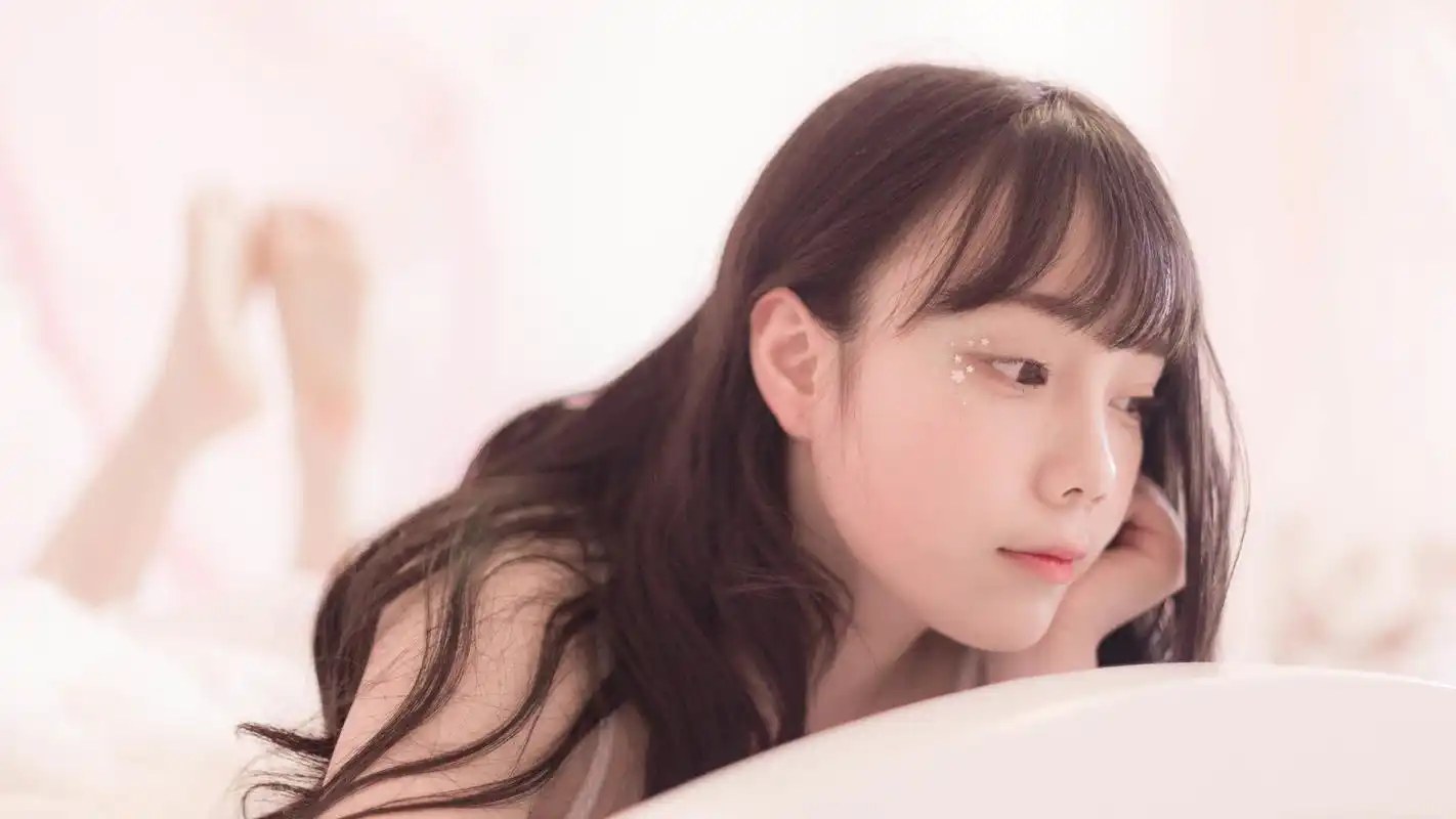 化妆精致的美女高清电脑桌面壁纸