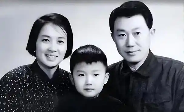 回顾葛优37岁拿戛纳影帝高调演戏低调做人如今66岁风采依旧