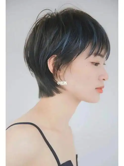 短发给人一种高级感前短后长的设计感是当下设计的潮流这款发型适合各