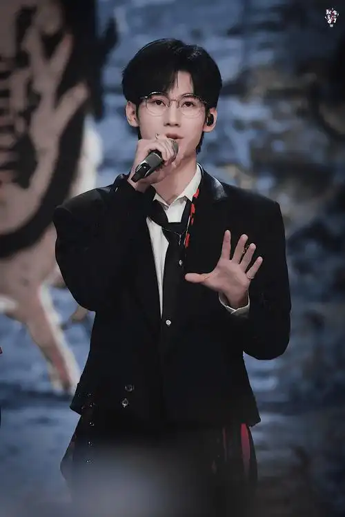 张真源黑色西装金丝眼镜造型