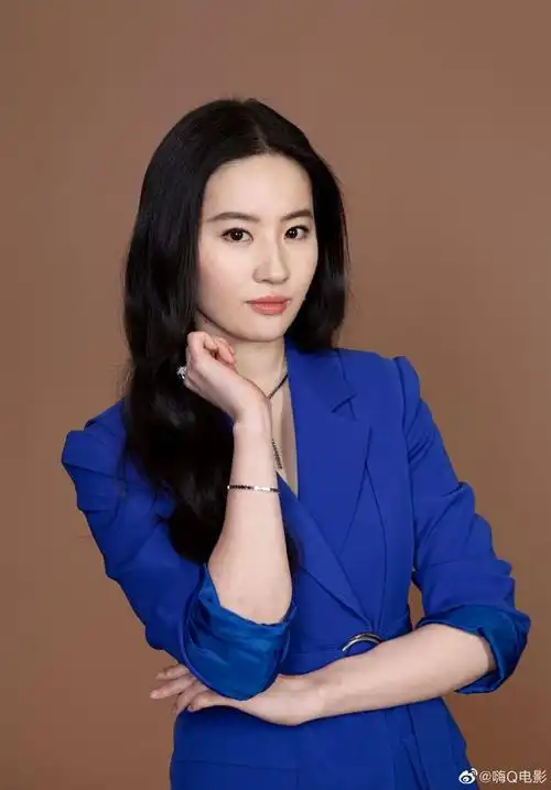 刘亦菲穿宝蓝色西装拍写真02温婉大方攻气十足