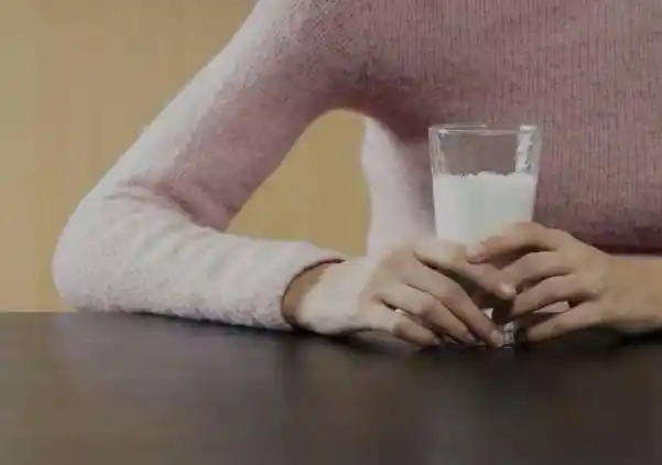 各方面的物资比较匮乏,所以说很少有人喝牛奶,但是现在人们的生活水平