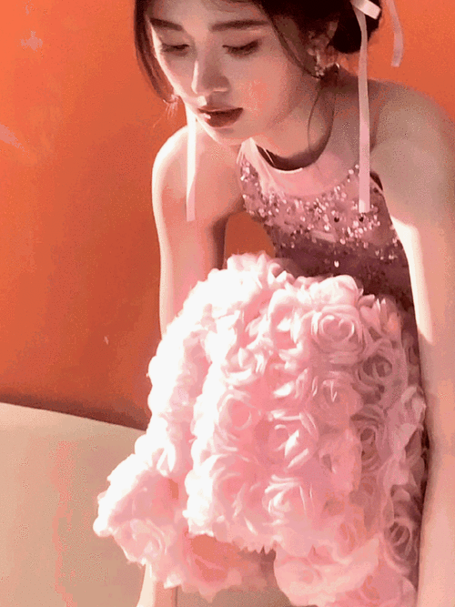 鞠婧祎直播##鞠婧祎粉色亮片纱裙