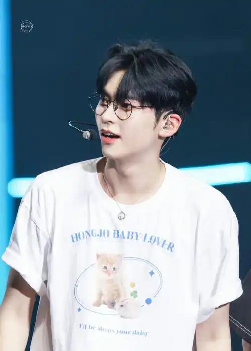 【推】求推荐戴眼镜好看的男爱豆戴上眼镜后多了一份魅力,风格随时