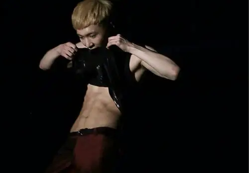 张艺兴腹肌照,要高清的,我男饭