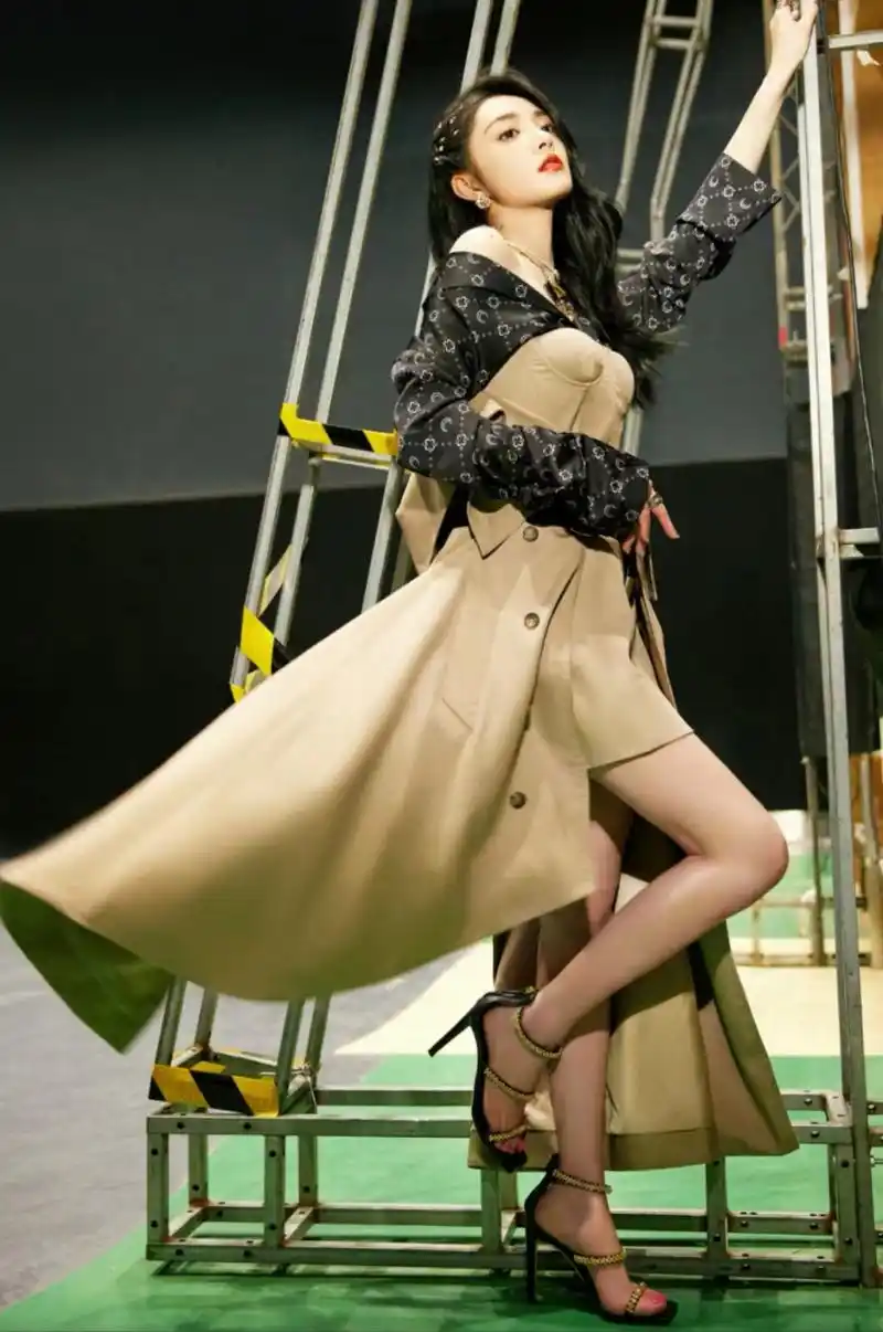 周洁琼美腿高跟,长发红唇美艳动人