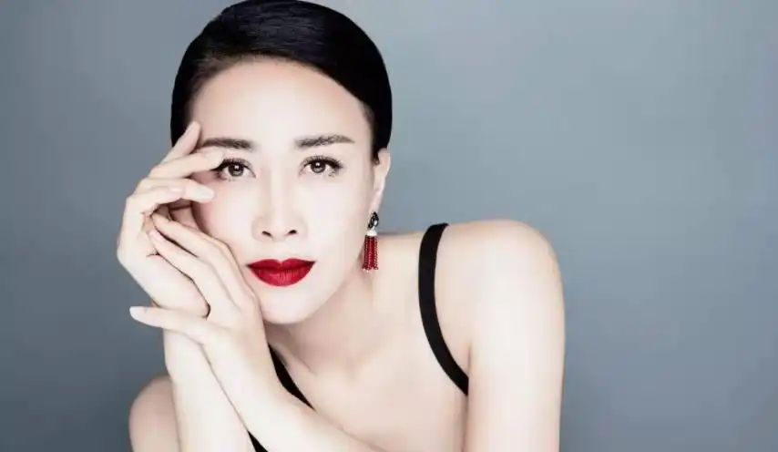 52岁那英晒打篮球照片堪称运动大片