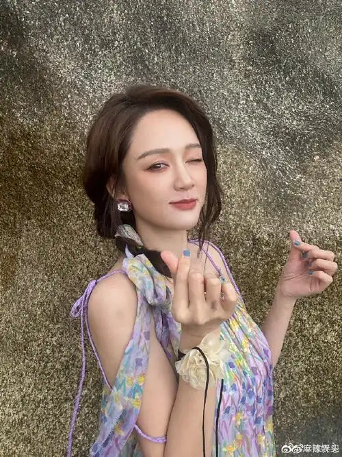 说葵兒專屬97我收到啦姐姐好可爱#陈乔恩晒手指比心照