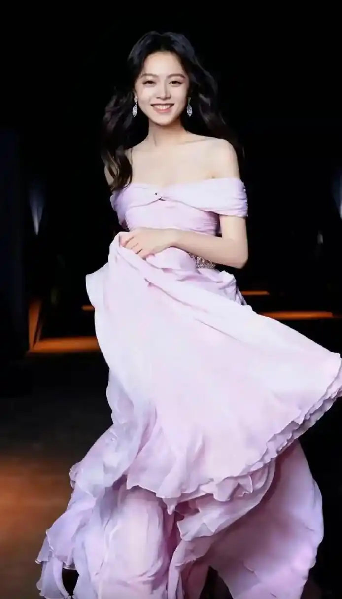 网友:赵今麦粉色礼服写真合集,优雅迷人,自信大方身材高挑气质绝了!