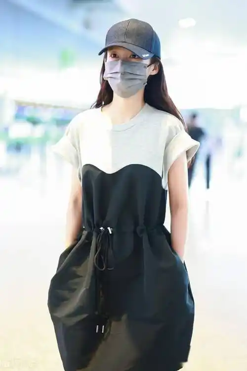 街拍李沁拼接连衣裙棒球帽白色运动鞋简约随性